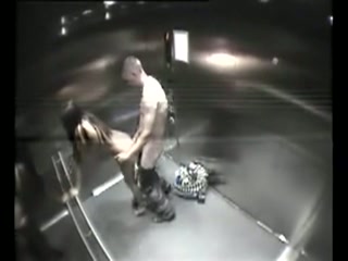 Geil stel betrapt tijdens sex in de lift