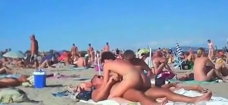 pijpende en neukende koppels worden gefilmd op het spiernaakt strand 