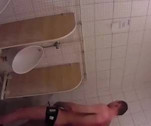 Stiekem rukken op het toilet